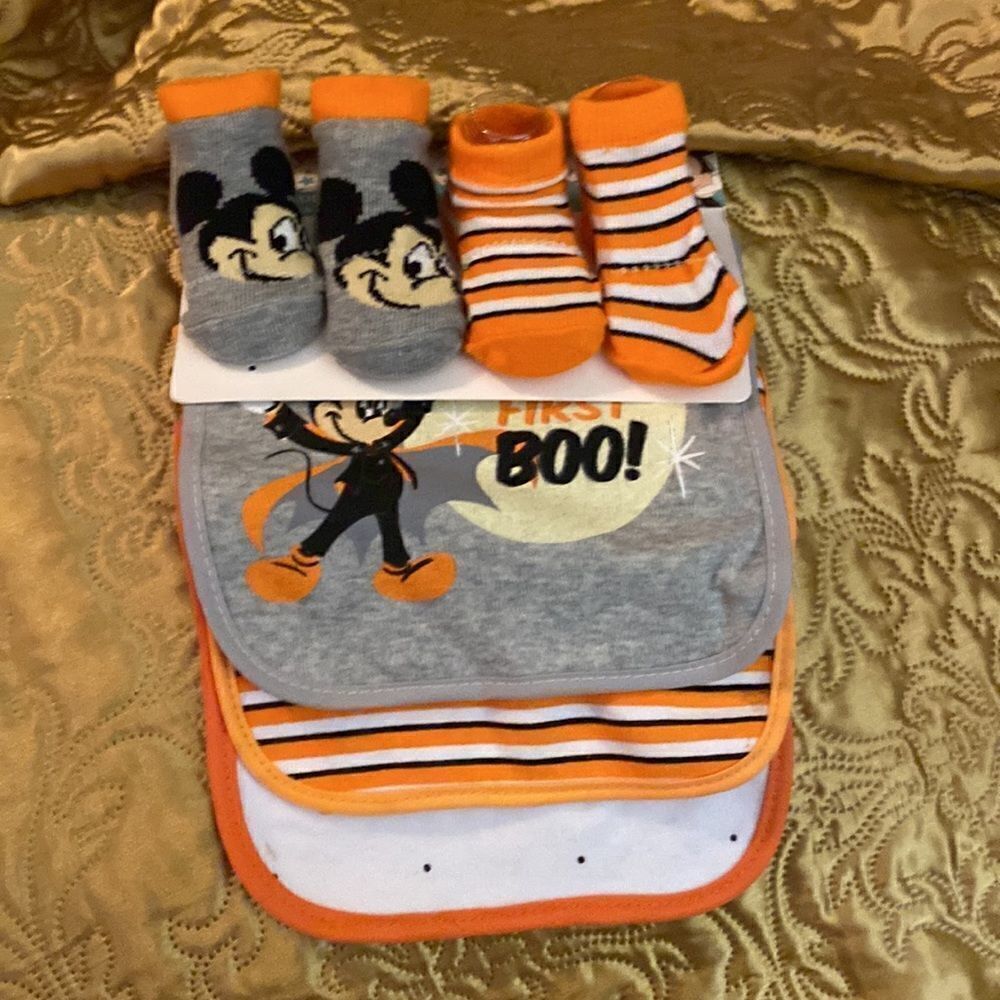 Mickey Mouse 2 pack Socks 3 Pack Bibs - Picture 5 of 5